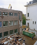 840825 Gezicht op de sloop van de vleugel van het Stadhuis (Stadhuisbrug 1) te Utrecht, waar tot ca. 1995 de afdeling ...